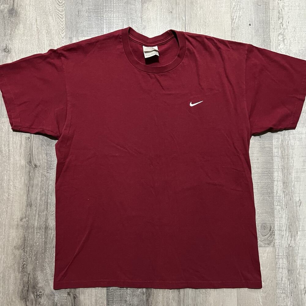 Vintage Y2K Nike Swoosh Logo T-Shirt Size Medium Red Maroon Silver Tag Burgundy